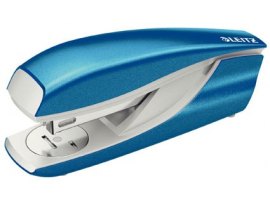 Kancelářský sešívač Leitz Nexxt 5502 / metalická modrá - 30 listů Kancelářský sešívač Leitz Nexxt 5502 / metalická modrá - 30 listů